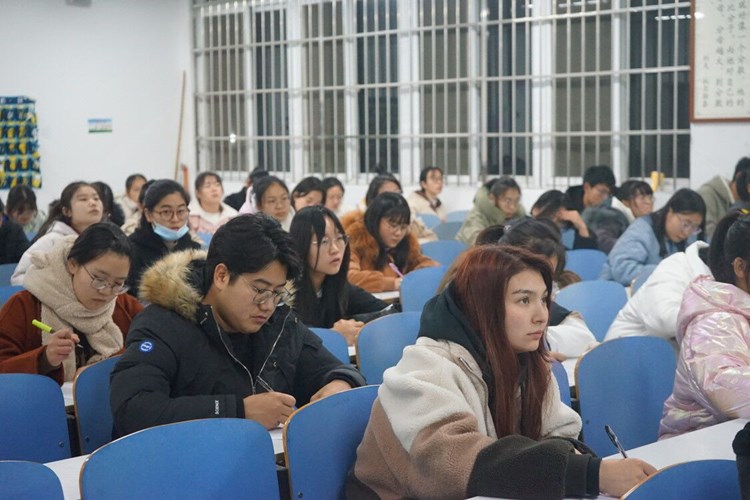 成人在线
顺利举行新生团章考试2.jpg